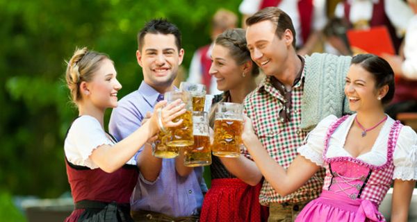 Feiernde Menschen, die Bier trinken