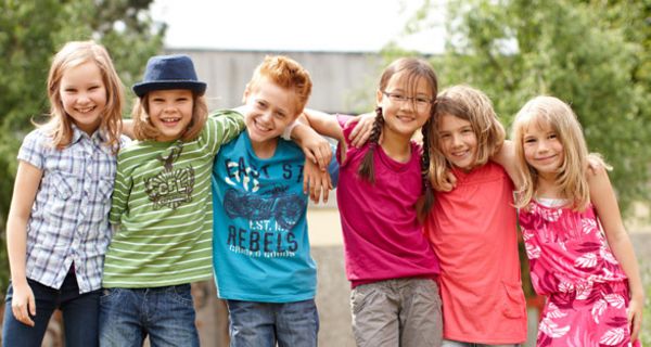 6 Kinder stehen nebeneinander und gucken in die Kamera