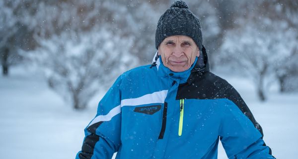 Senior, draußen im Schnee.