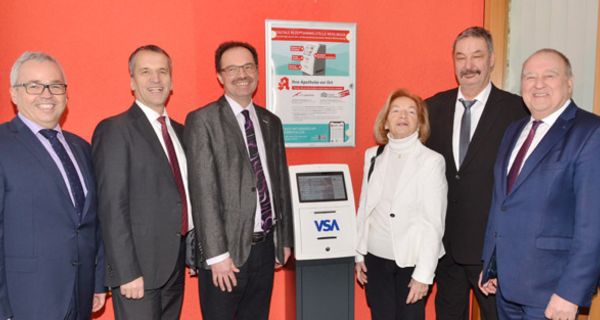 Offizielle Inbetriebnahme der Digitalen Rezeptsammelstelle in Neidlingen: Herbert Wild (VSA), MdB Michael Hennrich, Apotheker Dr. Hanjörg Egerer, Apothekerin Tilla Frank-Neumeyer, Bürgermeister Klaus Däschler, Fritz Becker (LAV-Präsident) (v. l. n. r.)