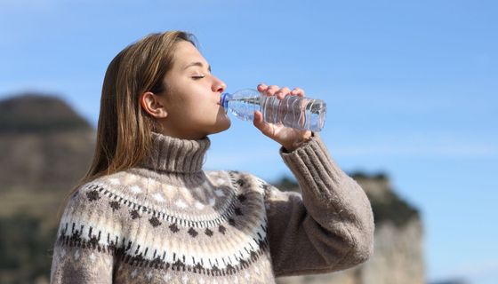 Frau Trinkt aus Plastikflasche.