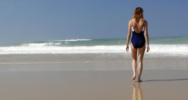 Frau mit Badeanzug am Strand