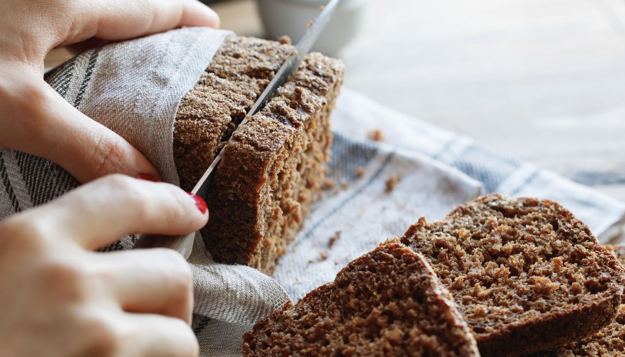 Vollkornbrot, wird in Scheiben geschnitten.