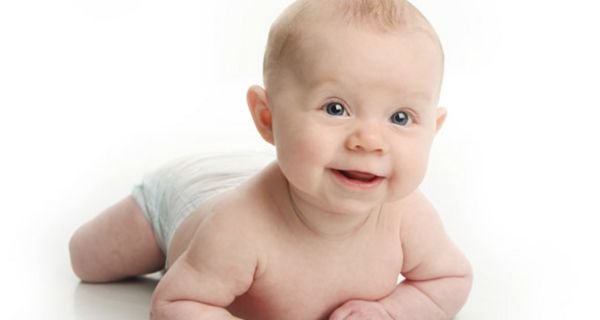 Baby in Windeln krabbelt auf die Kamera zu