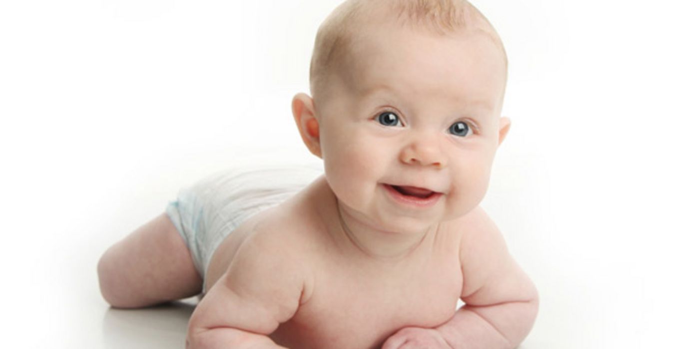 Baby in Windeln krabbelt auf die Kamera zu