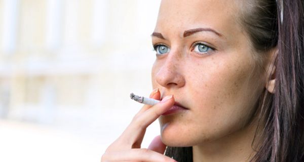 Raucher verlieren ihre Zähne früher als Nichtraucher.