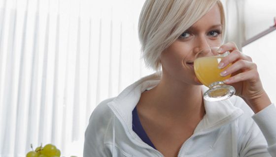 Junge Frau trinkt Saft.