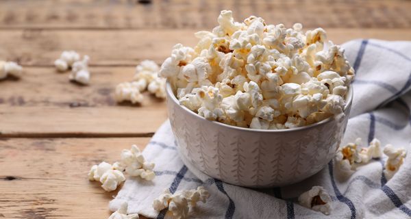 Kleine Schüssel mit Popcorn. 