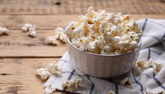 Kleine Schüssel mit Popcorn. 