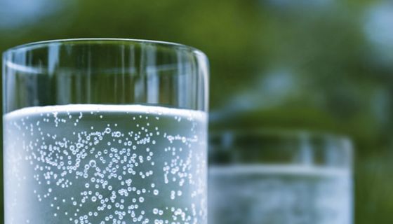 Ein Peeling mit Sprudelwasser tut der Haut gut.