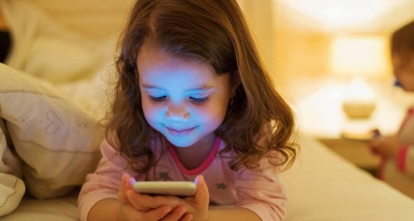 Smartphone und Tablet sind für Kinder so faszinierend, dass sie sich oft bis spät abends damit beschäftigen.