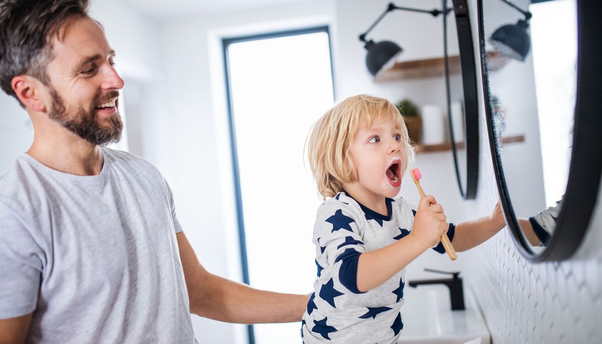 Vater mit kleinem Sohn beim Zähneputzen