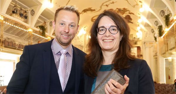 Sven Siebenand, stellvertretender Chefredakteur der PZ, (links) mit Dr. Katja Schmidt, einer Vertreterin der Herstellerfirma, die den Preis für den ausgezeichneten Wirkstoff entgegennahm.