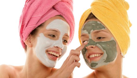 Zwei Frauen, die sich Gesichtsmasken auftragen