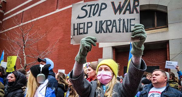 Demonstranten gegen den Ukraine-Krieg.