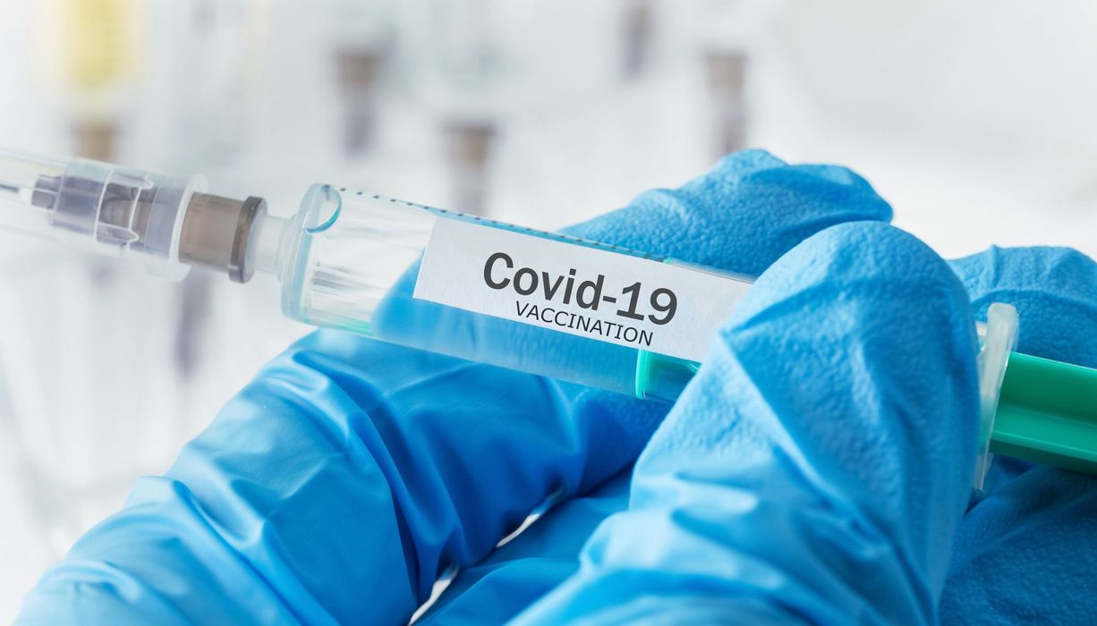 Spritze mit Covid-19-Impfstoff.