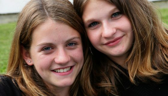 Zwei lächelnde Teenager-Mädchen