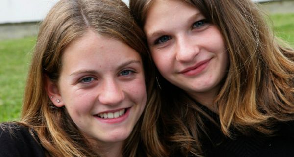 Zwei lächelnde Teenager-Mädchen