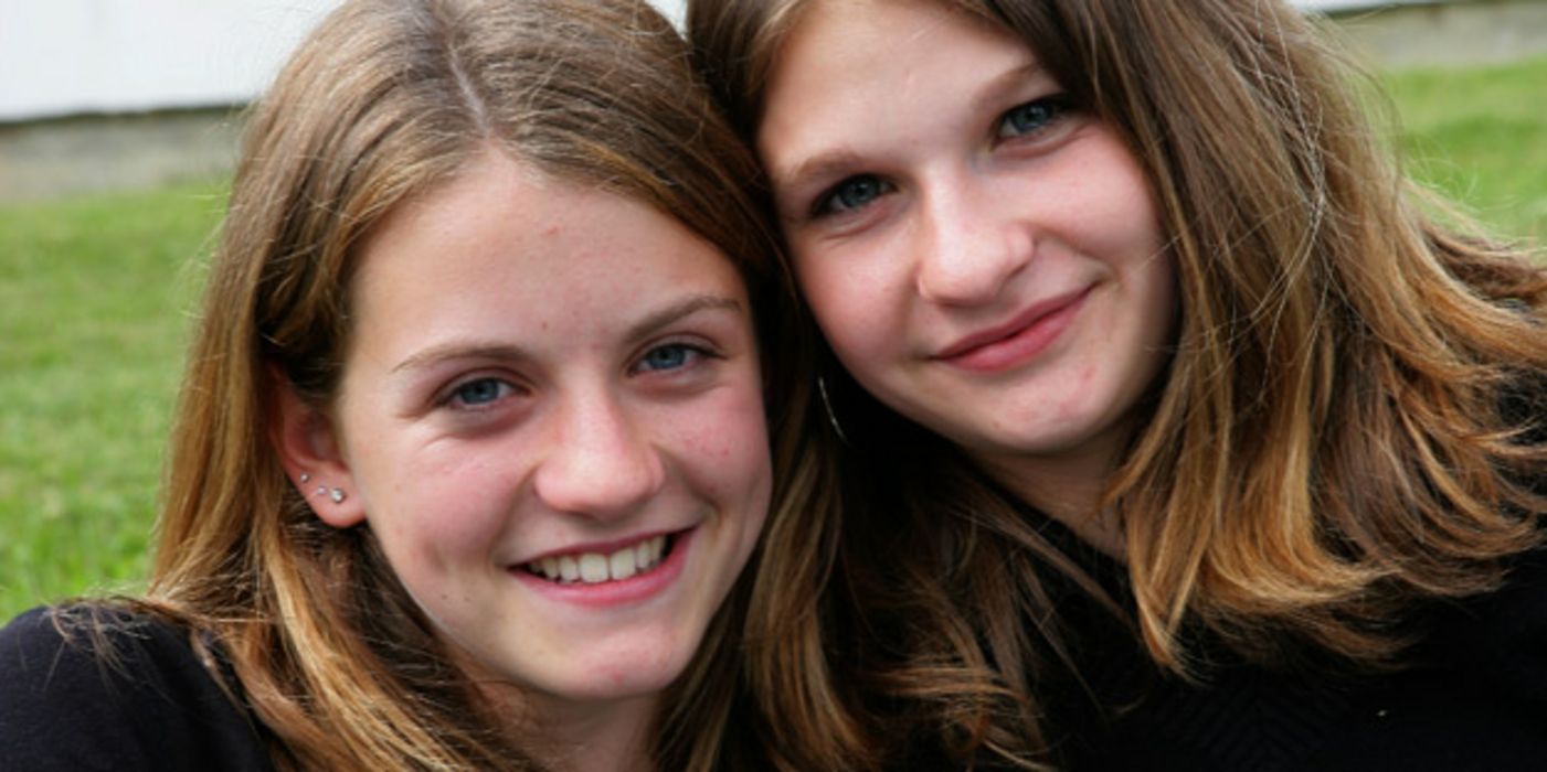 Zwei lächelnde Teenager-Mädchen