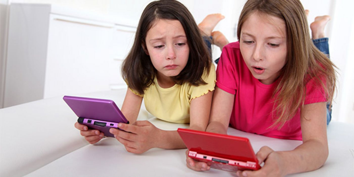 2 Mädchen, ca. 9 und 11 (Geschwister?) spielen auf Videokonsolen
