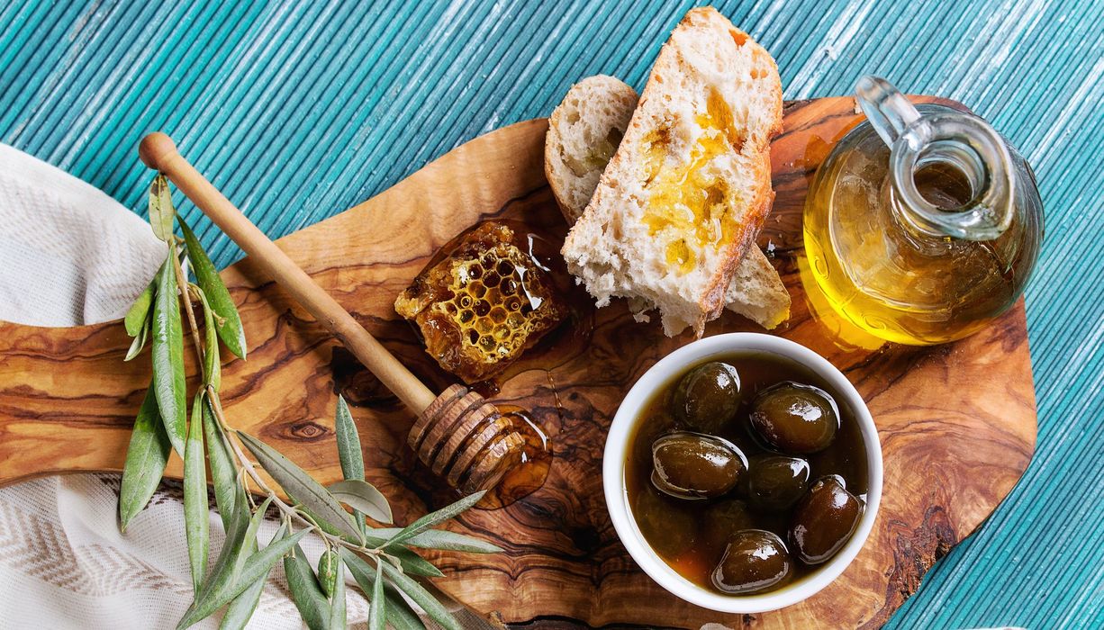 Olivenöl, Brot, Oliven und Honig.