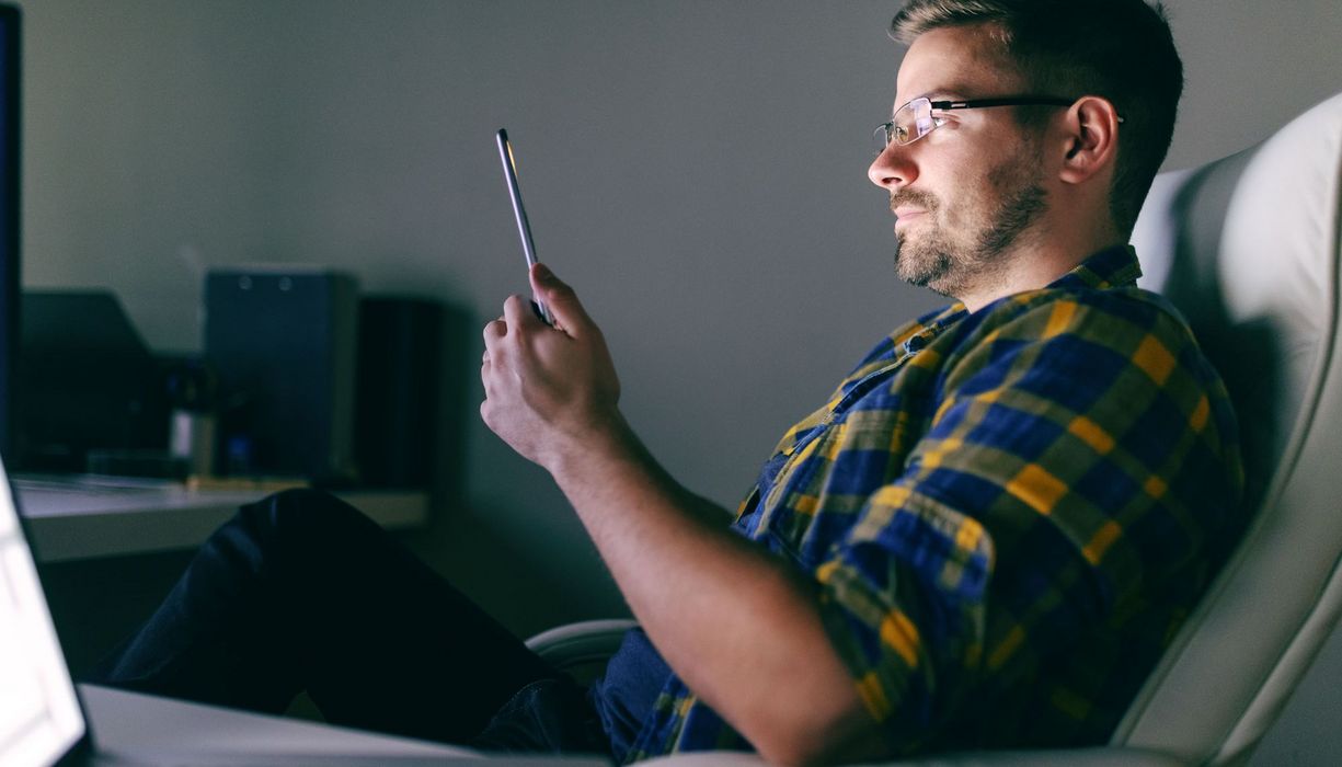 Smartphones und Computermonitore senden einen großen Anteil blaues Licht aus.