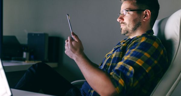 Smartphones und Computermonitore senden einen großen Anteil blaues Licht aus.