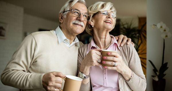 Kaffee und grüner Tee enthalten neben Koffein viele wertvolle Pflanzenstoffe. 