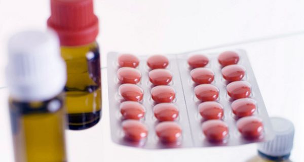 Tabletten und Arzneiflaschen