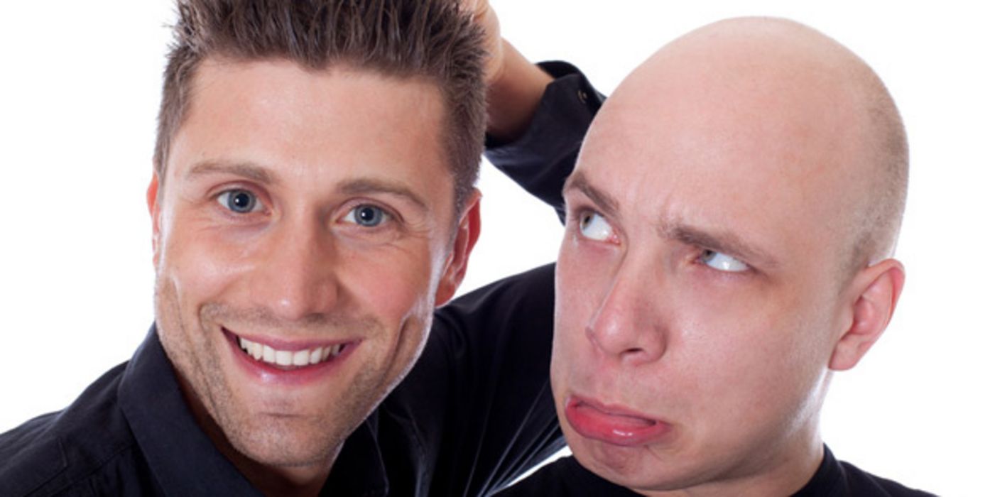Mann mit Glatze neben Mann mit vollem Haar. Operation gegen Haarausfall nicht zu früh machen lassen.