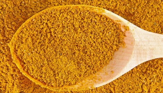 Gelbwurzelpulver mit Holzlöffel
