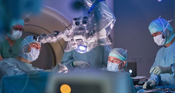 Chirurgen arbeiten im Operationssaal