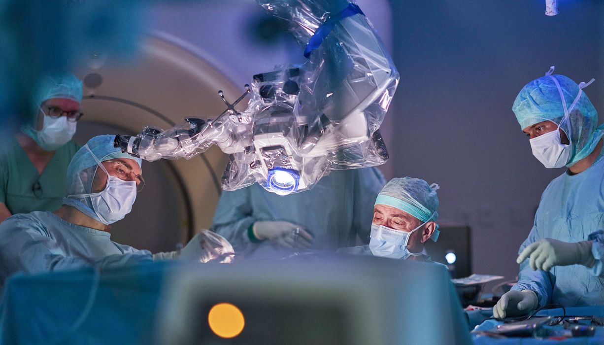 Chirurgen arbeiten im Operationssaal