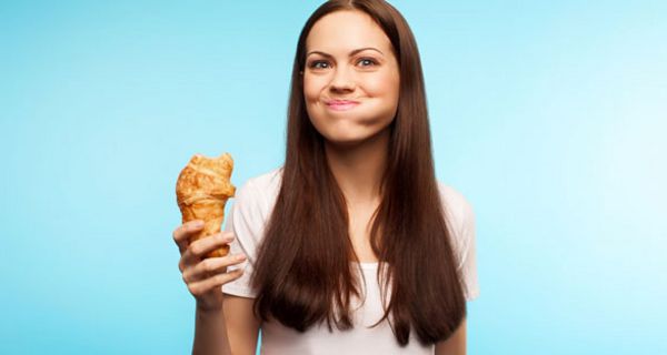 Menschen essen weniger, wenn sie die Geräusche, die beim Essen entstehen, hören können. 