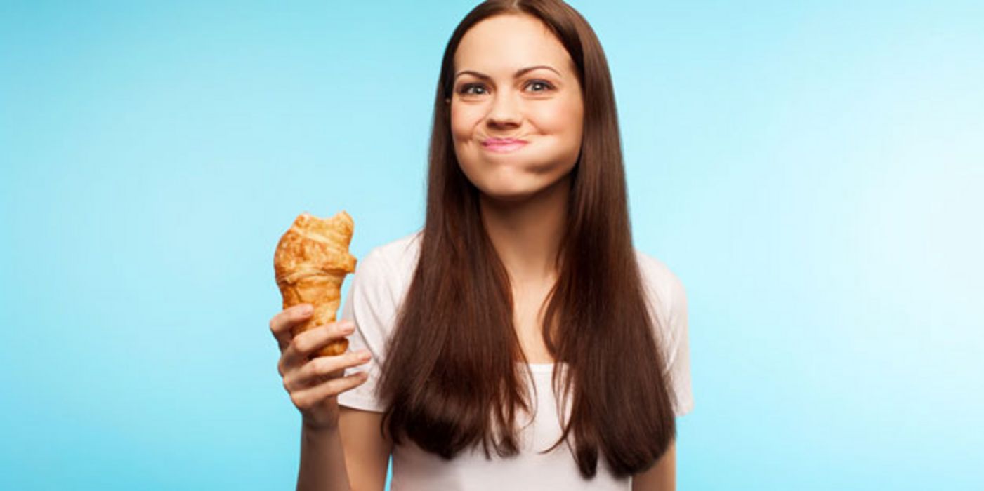 Menschen essen weniger, wenn sie die Geräusche, die beim Essen entstehen, hören können. 