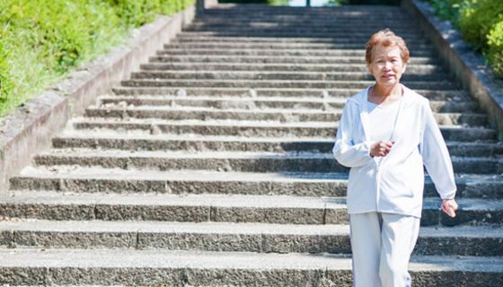 Ein gleichmäßig graue Treppe kann Menschen mit Altersbedingter Makuladegeneration Probleme bereiten.