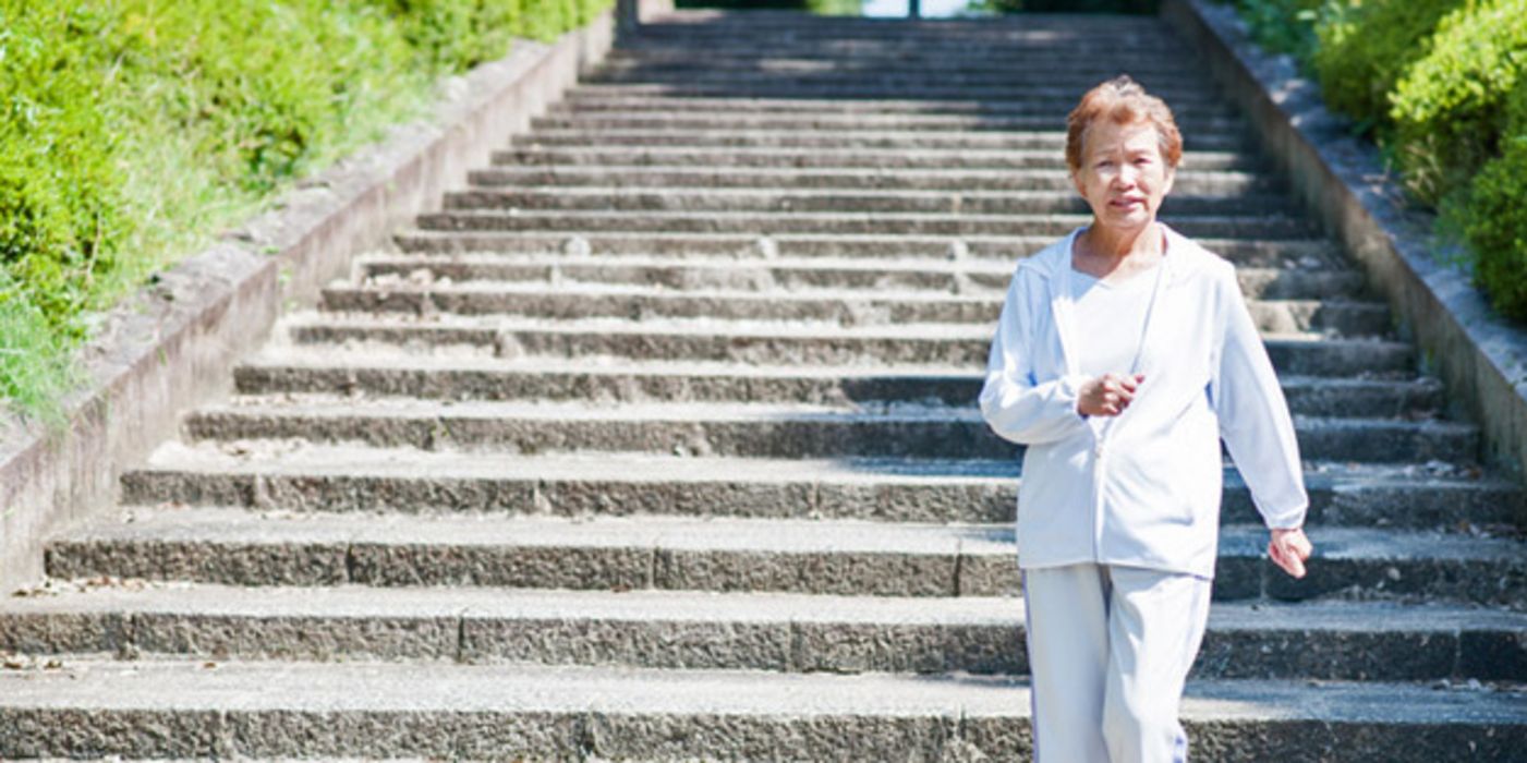 Ein gleichmäßig graue Treppe kann Menschen mit Altersbedingter Makuladegeneration Probleme bereiten.