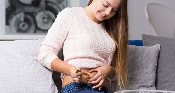 Frau spritzt sich Insulin.