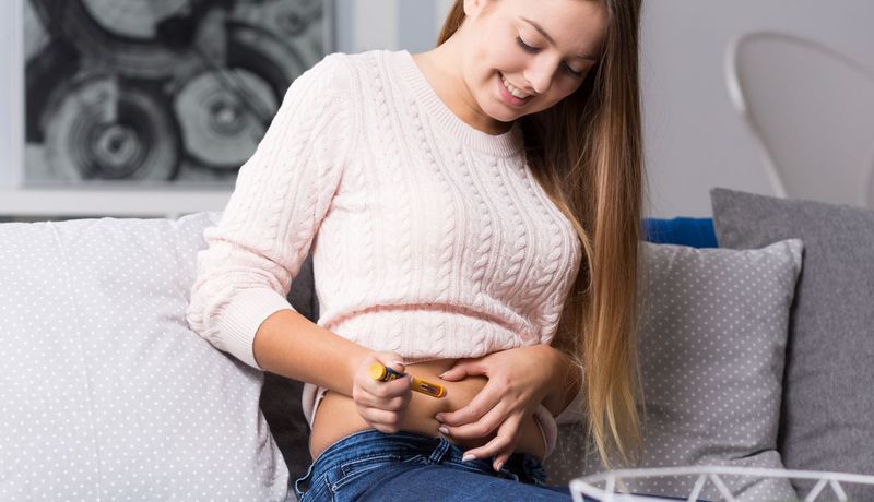 Frau spritzt sich Insulin.