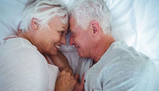 Frauen, die häufiger Sex haben, kommen später in die Wechseljahre.
