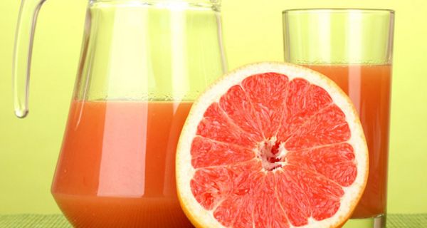 Eine Kanne frisch gepresster Grapefruit-Saft