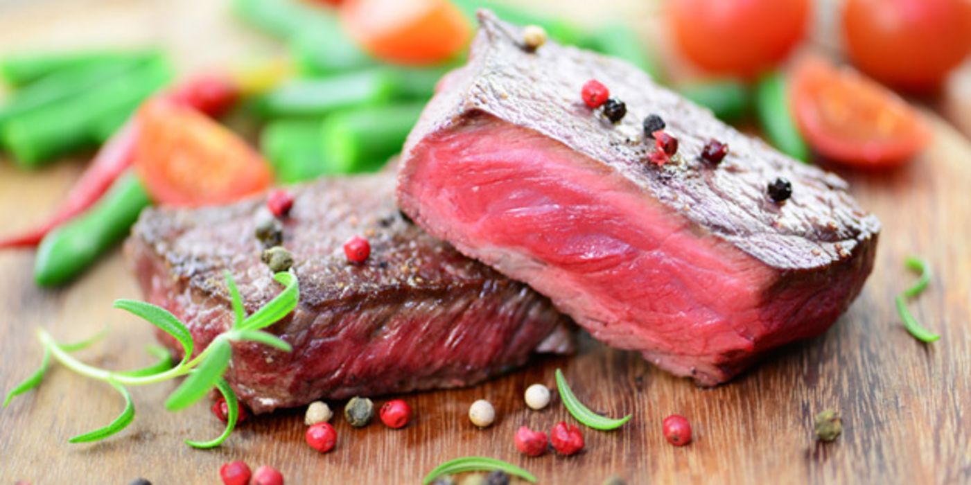 Angeschnittenes medium gebratenes Steak mit Pfefferkörnern