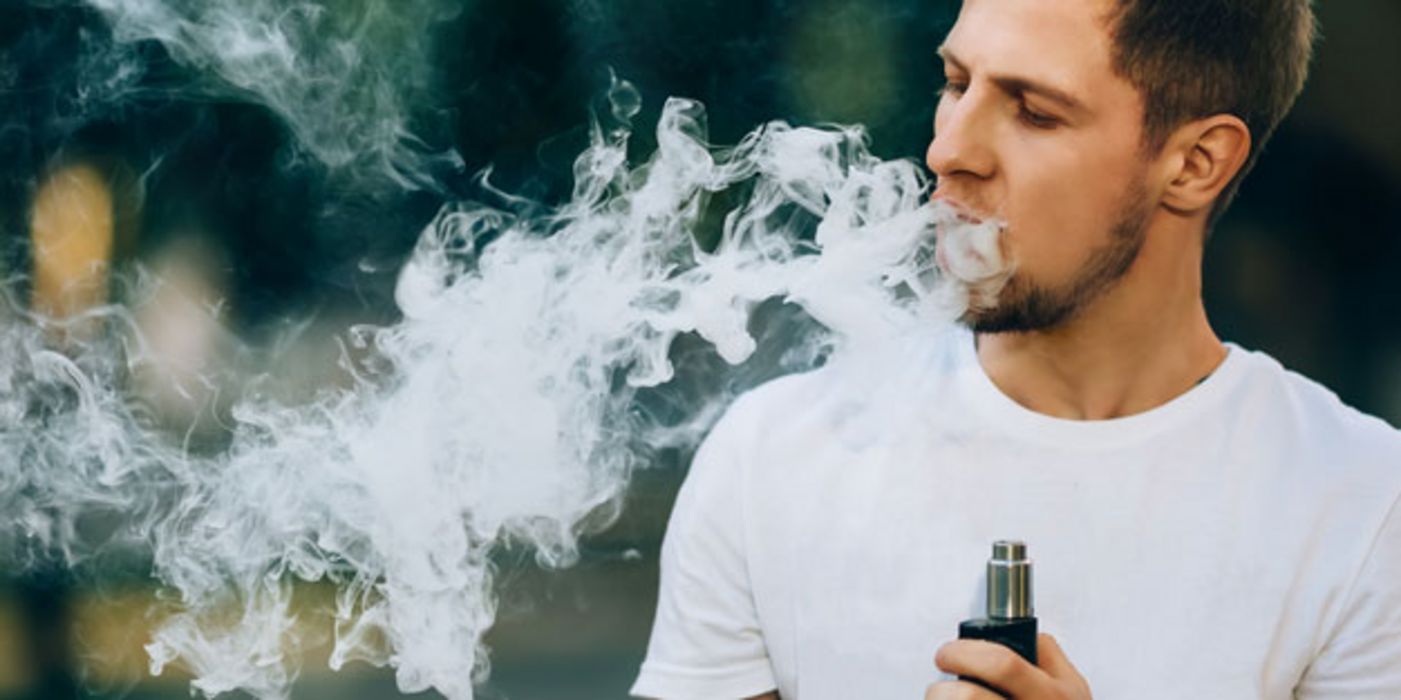 Der Dampf von E-Zigaretten schadet der Lunge.
