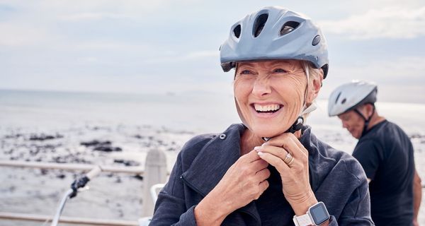 Älteres Paar mit Fahrrsdhelmen.