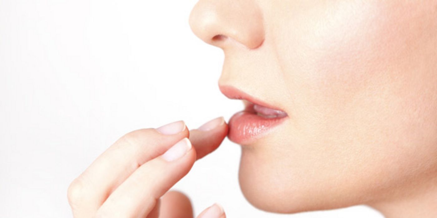 Profilausschnitt Frauengesicht Nase, Mund, Kinn, finger an den leicht geöffneten Lippen