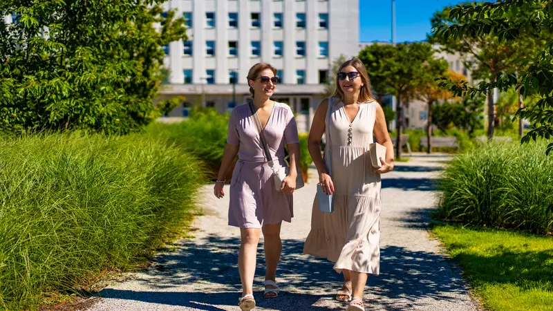 Zwei Frauen gehen im Park.