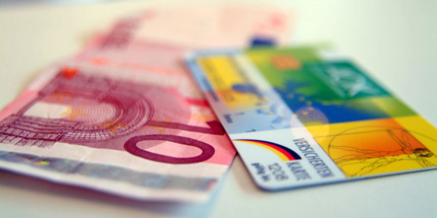 10-Euro-Schein mit Krankenversichertenkarte