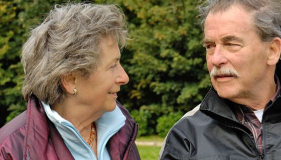 Ehepaar um die 60 im Gespräch im Freien