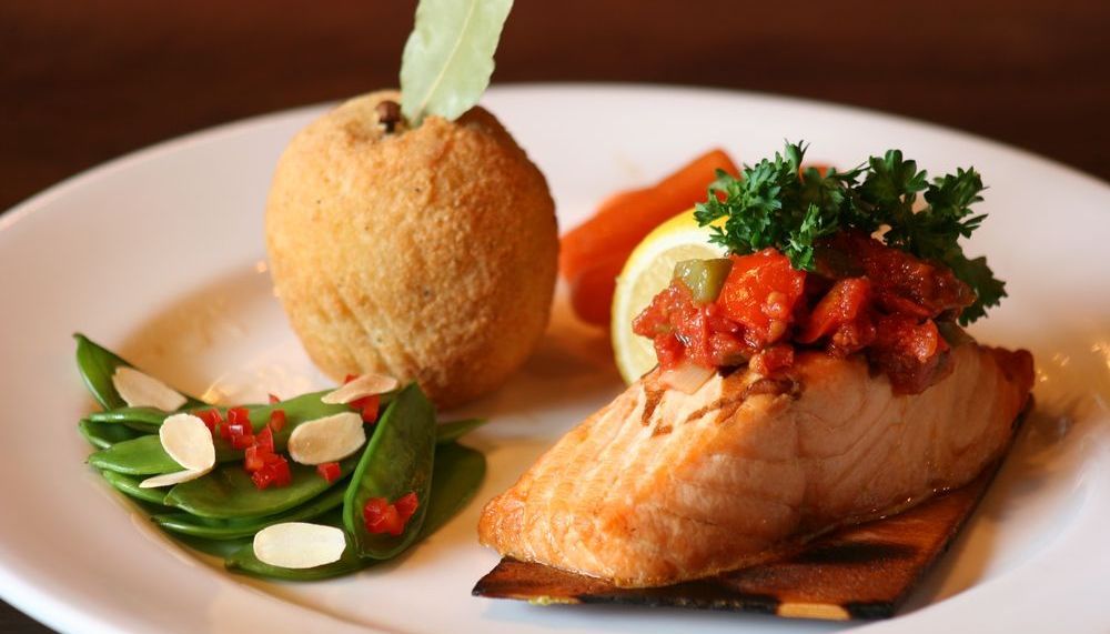 Seeteufelfilet mit Mandeln und Apfelchutney | aponet.de