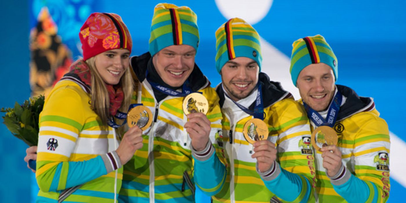 Die deutsche Rodelstaffel der Olympischen Winterspiele 2014 mit Goldmedaillen.